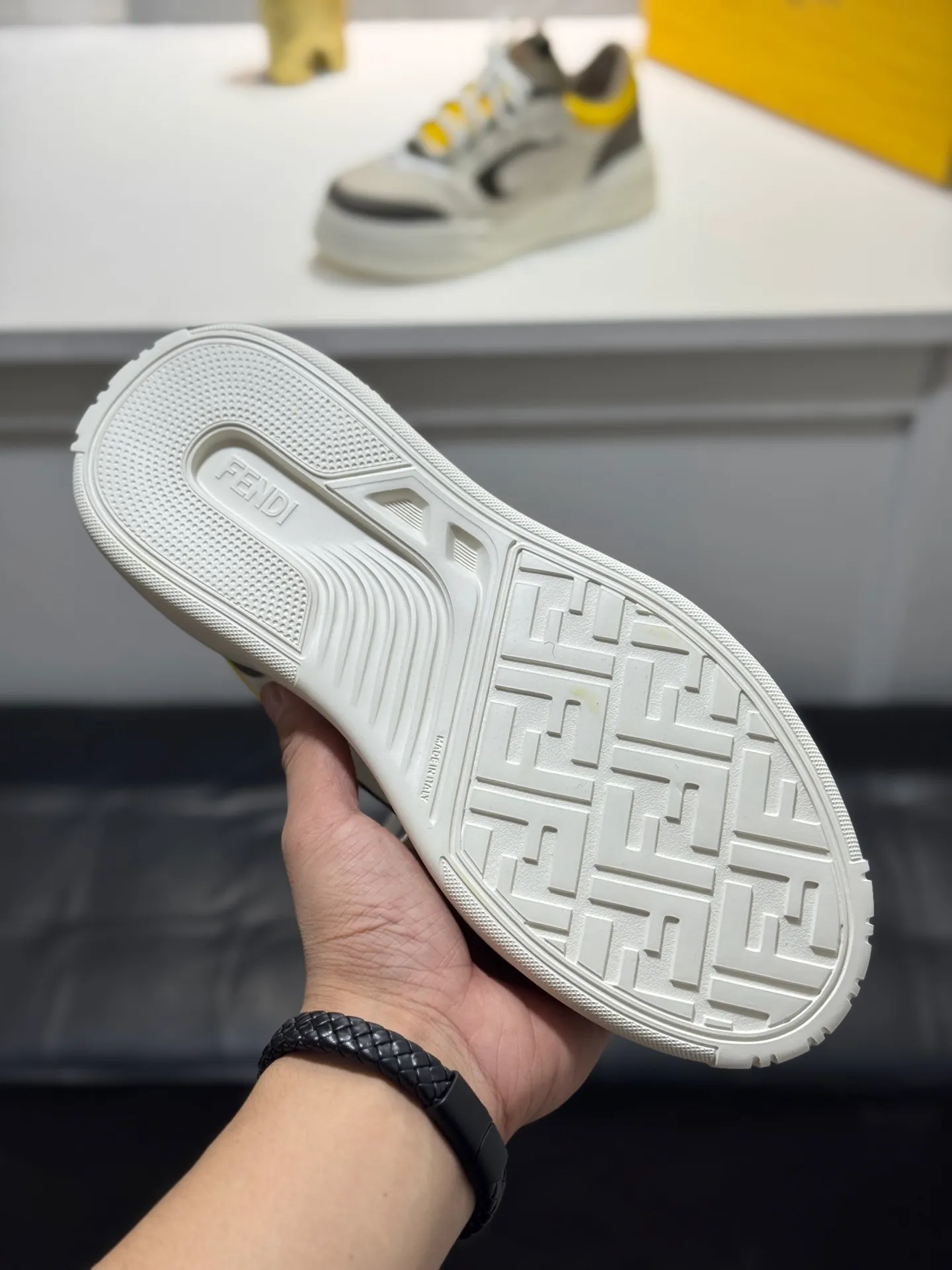 Men's men's shoes 💰560 [New style] 🦥🦥FENDI Fendi high version latest Force series calfskin FF mesh round toe thick sole low-top sports sneakers, these Force lace-up low-top shoes. Made of white full-grain leather and white and brown smooth leather. Padded. Brown FF jacquard and yellow technical fabric details. Lightweight and thick white sole with FF pattern details on the toe and heel ✔️Fabric: Imported first-layer cowhide breathable mesh ✔️Inner lining: Customized breathable mesh ✔️Sole: Open-molded rubber foam material ✔️Sole thickness: 7CM Size: #Men's 38-44 (45 is custom-made and cannot be returned or exchanged